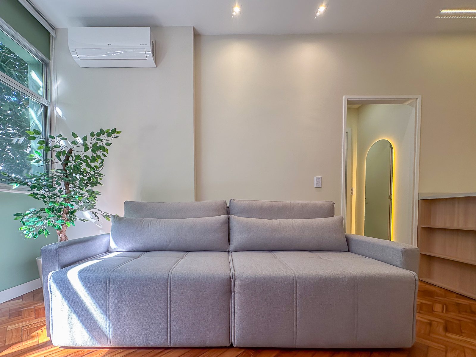 Sofa im Wohnbereich, ausklappbar zum zweiten Bett