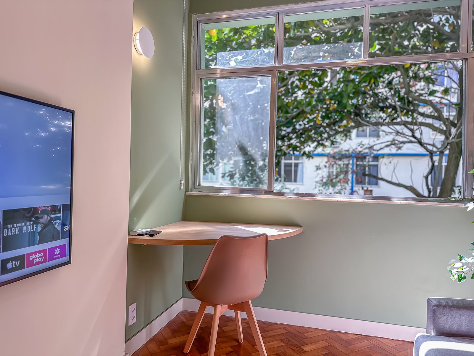 Schreibtisch am Fenster als Arbeitsplatz