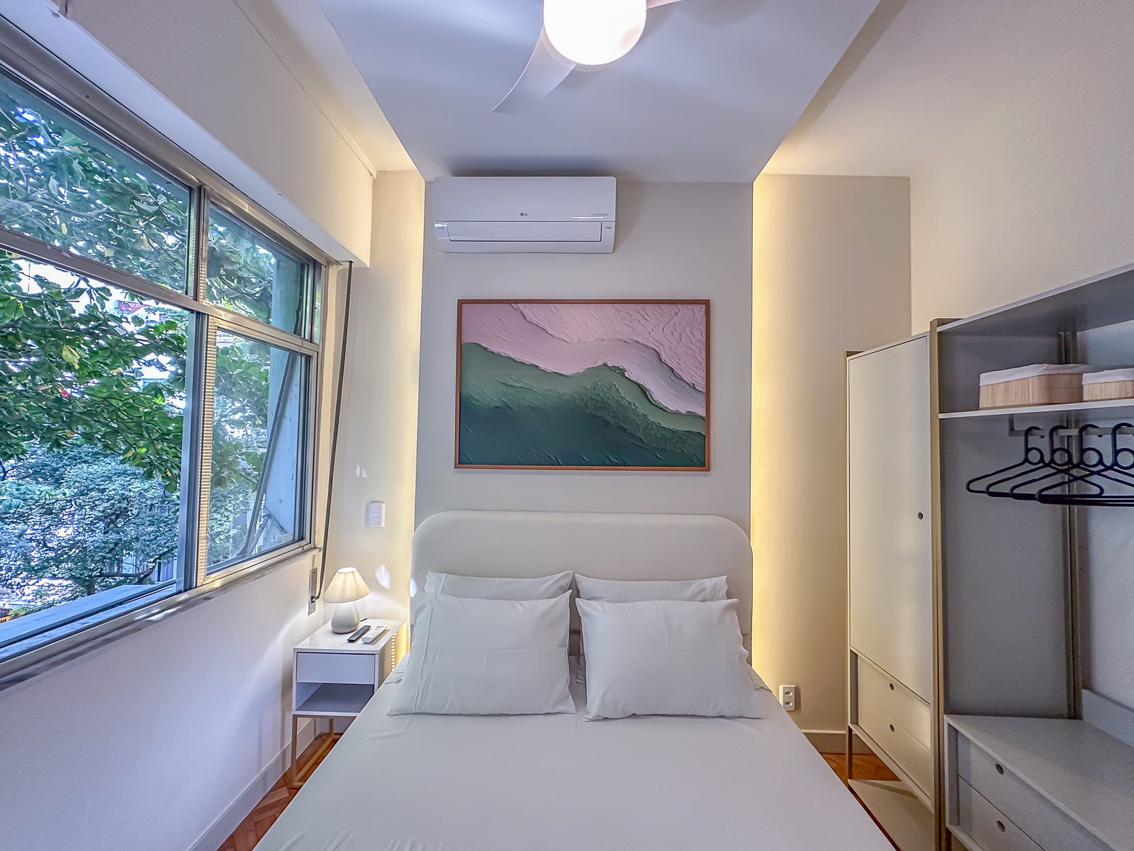 Schlafzimmer mit Doppelbett
