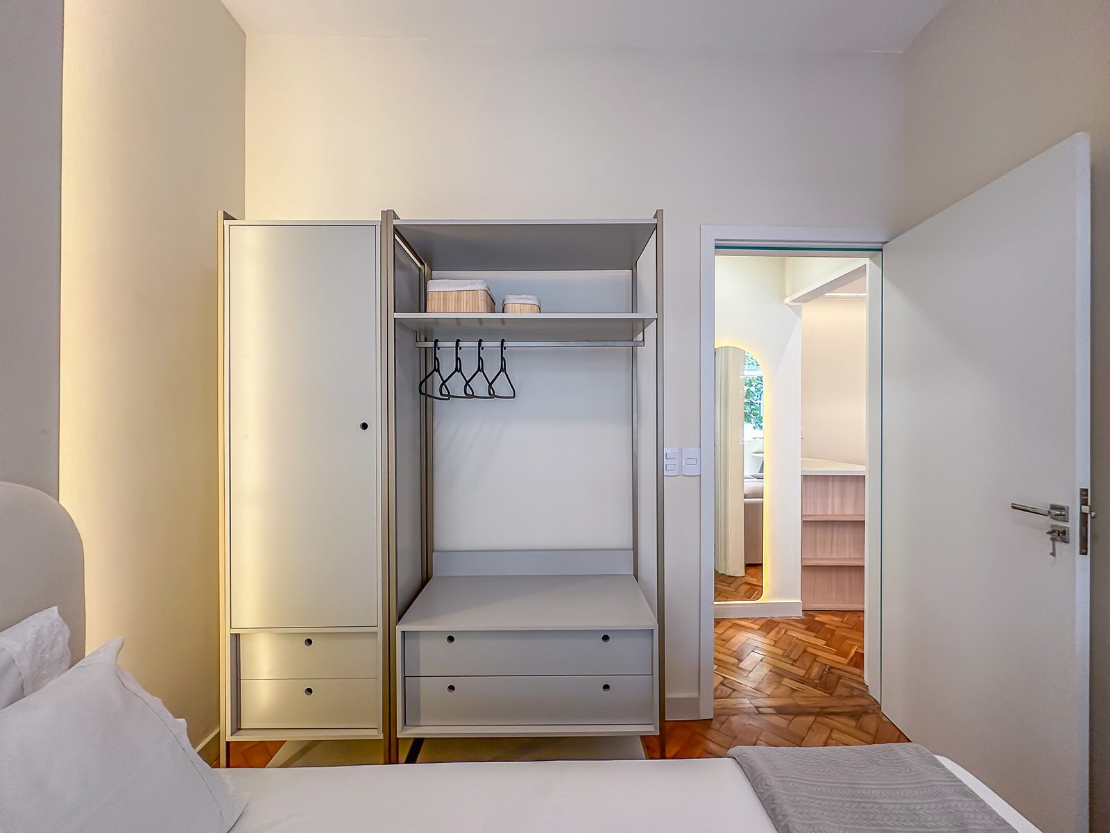 Offener Kleiderschrank mit Stauraum