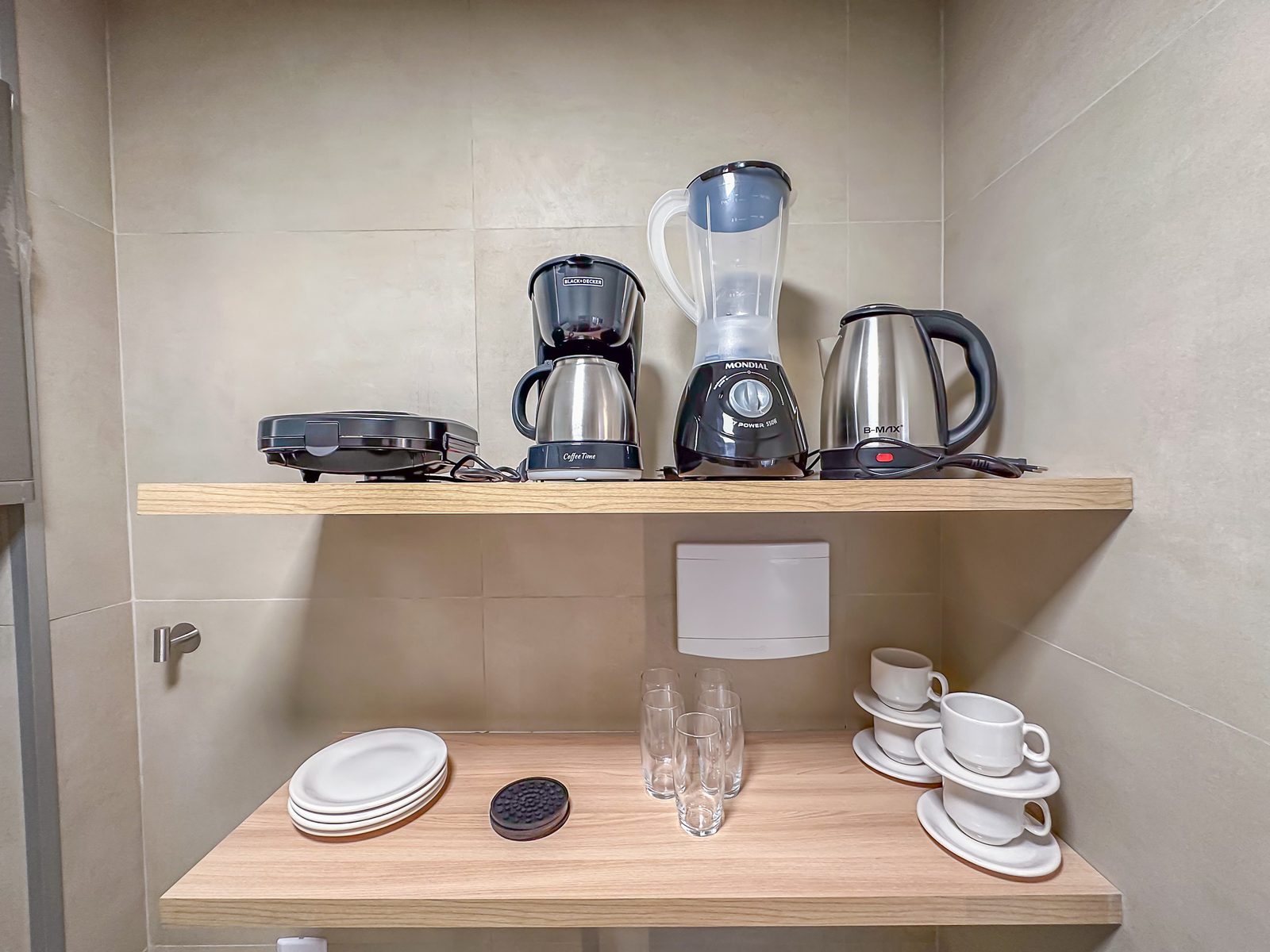 Kaffeemaschine, Wasserkocher, Mixer und Geschirr