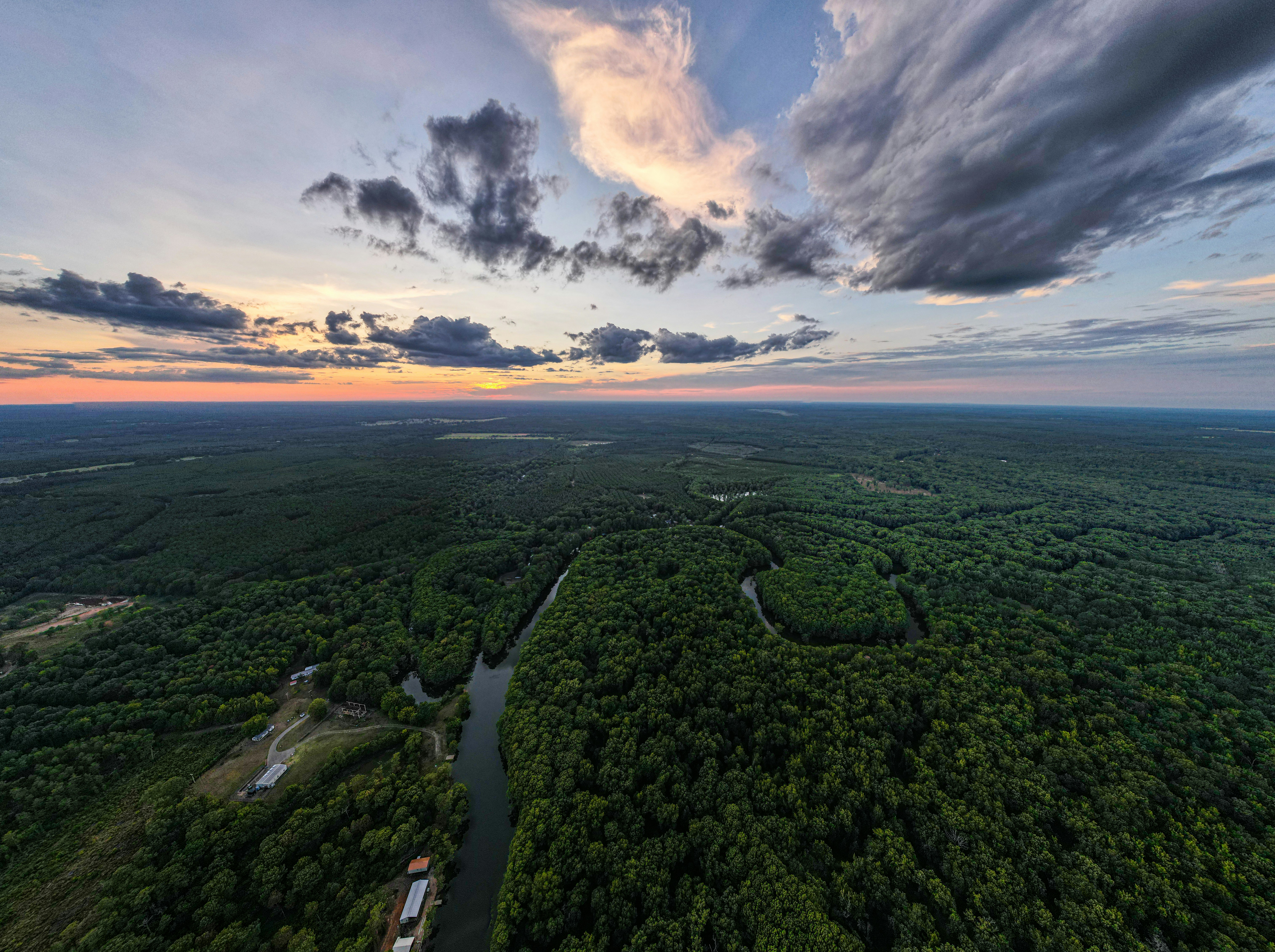 Luftaufnahme Regenwald und Fluss in Brasilien