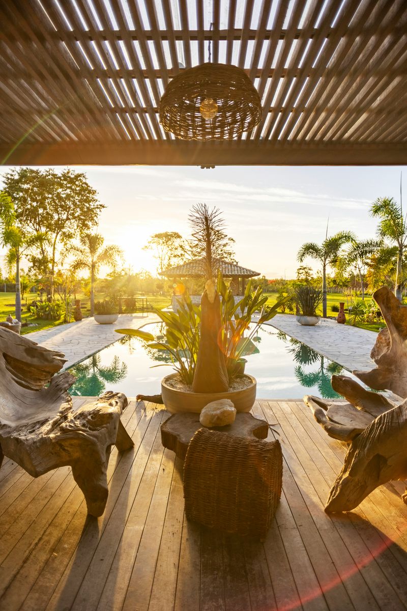 Luxusvilla mit Pool bei Sonnenuntergang