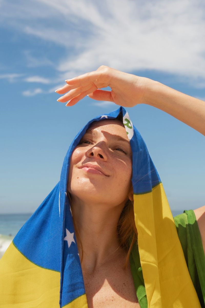 Frau mit Brasilien-Flagge am Strand