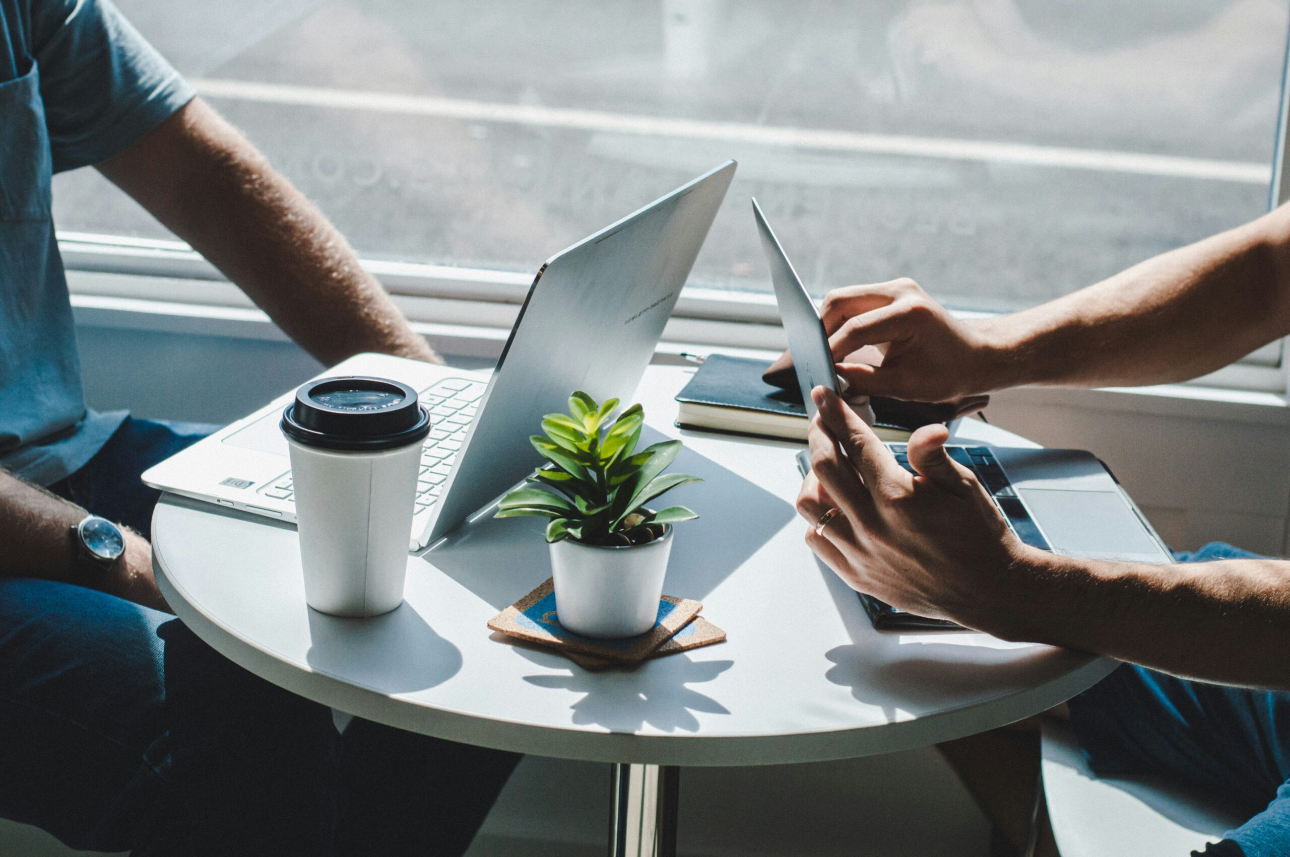 Unternehmer-Visum Brasilien – Geschäftspartner arbeiten mit Laptop und Tablet