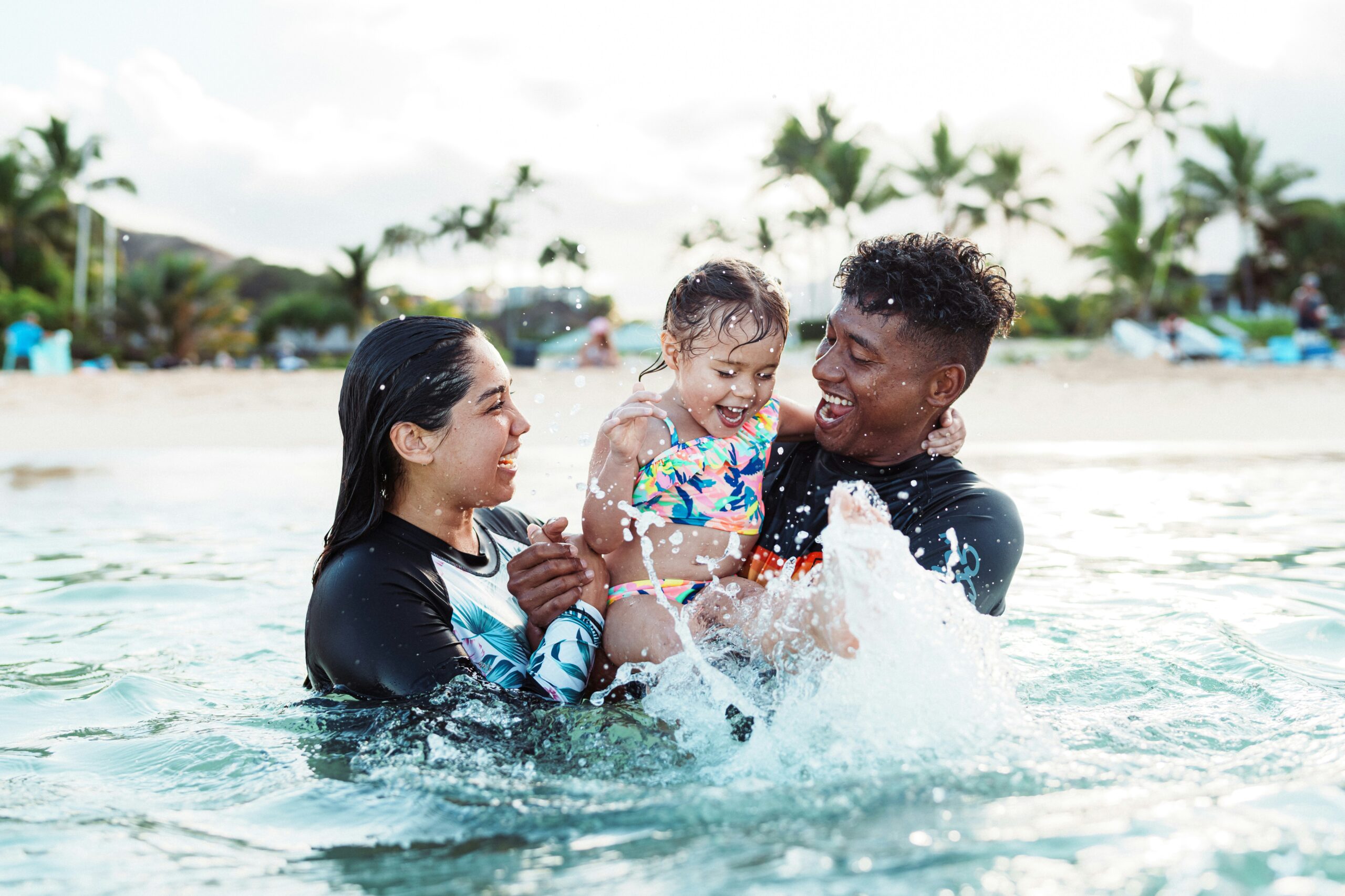 Familiennachzug Brasilien – Familie am tropischen Strand mit Palmen