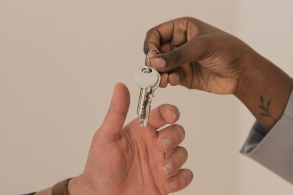 Schlüsselübergabe nach Immobilienkauf in Brasilien – RioMove begleitet Schweizer und Deutsche