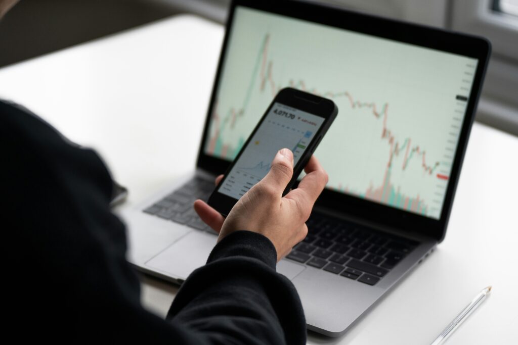 Investor-Visum Brasilien: Kapitalanlage und Residenz – Person analysiert Investment-Charts