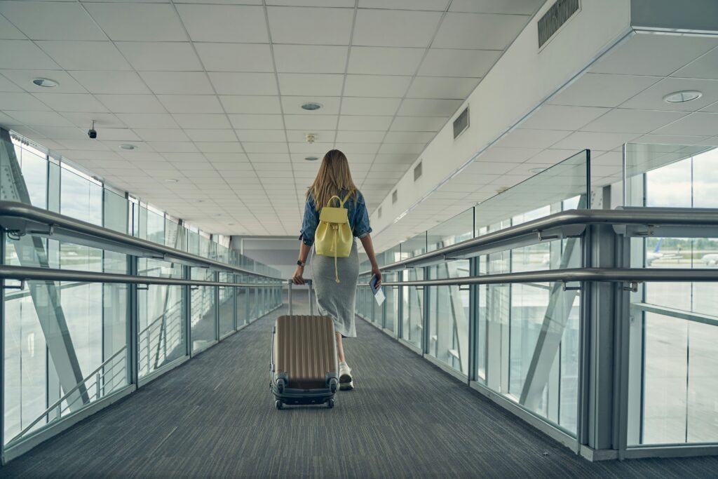 Visum Brasilien 2026 - Auswanderin mit Koffer am Flughafen vor dem Abflug