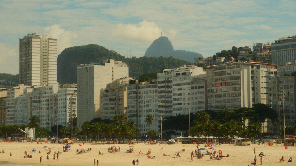 Copacabana-Strand in Rio de Janeiro mit Christus-Statue