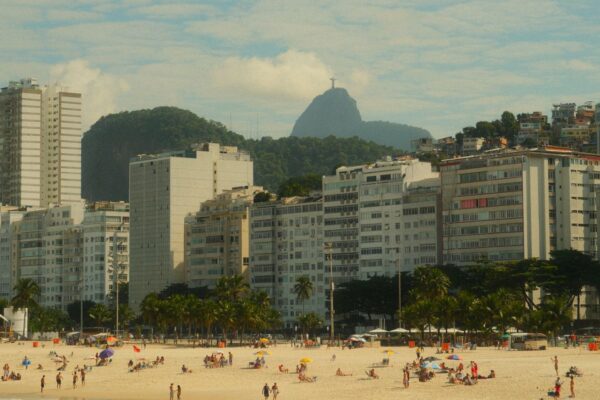 Copacabana-Strand in Rio de Janeiro mit Christus-Statue