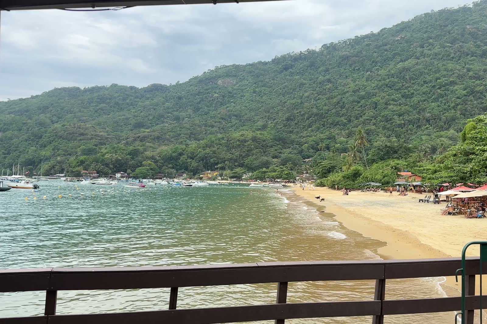 Strand von Abraão auf der Ilha Grande mit Booten in der Bucht und bewaldeten Hängen dahinter