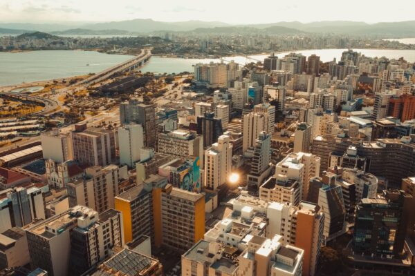 Wohnhochhäuser im Zentrum von Florianópolis aus der Luft, dahinter die Brücken zum Festland